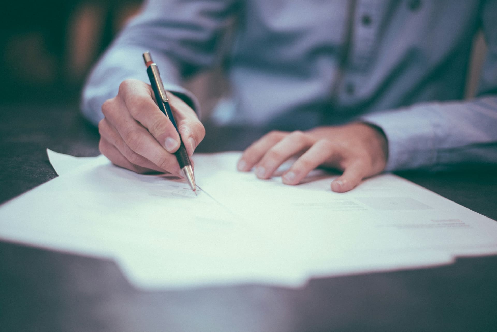 Plume et documents juridiques, registre éditorial.