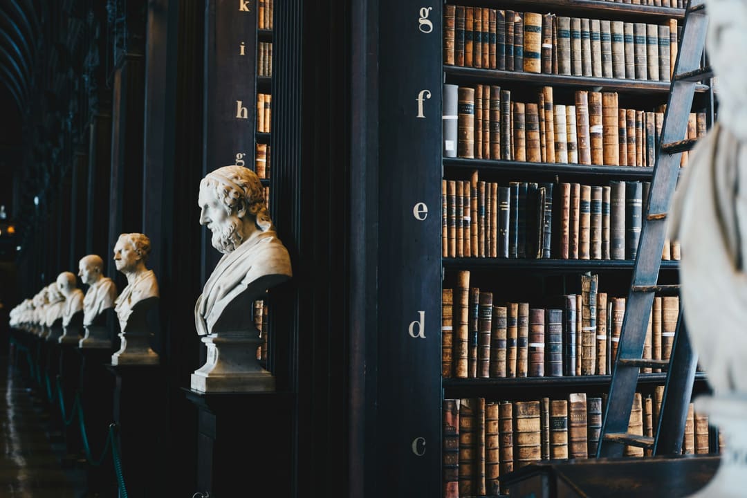 Cabinet d'avocat, ambiance éditoriale sombre.